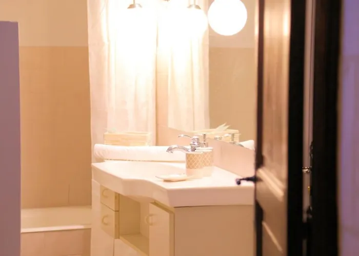 Chateau Du Bu מלון